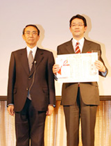 IDC部門「総合グランプリ」を受賞 (右) ネットワーク事業部事業部長 天野祥行氏