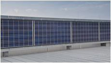 屋上には太陽光発電パネルを設置